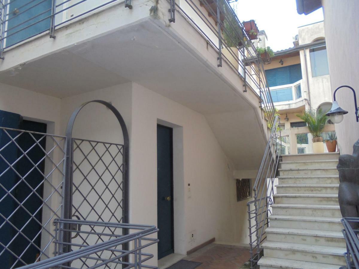 Bilocale Centro Storico Διαμέρισμα Πέζαρο Εξωτερικό φωτογραφία
